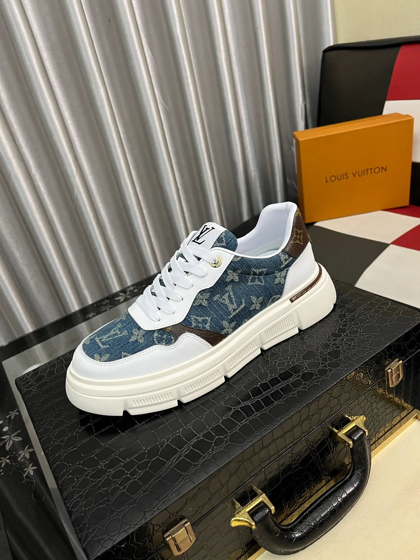 Men's shoes💰420⌚️⌚️"LOUI* VUITTO*" popular men's casual shoes, genuine Italian development💯purchasing level quality✔️The upper is made of official website material first-layer cowhide, comfortable and soft sheepskin feet⚡️Fashionable and versatile. The toe last shape is firm and full, and the soles are made from LV original molds and can be moved in and out of the counter at will. Light and comfortable on the foot~purely handmade, details determine quality! Size:38-442️⃣Colors available